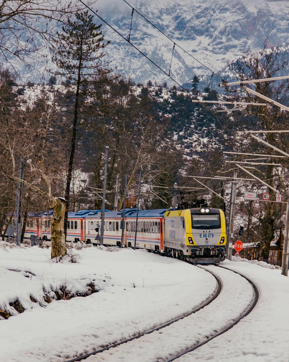 mountain train-b4c941ede41349d0a93998ac43239fdd.jpg mountain train